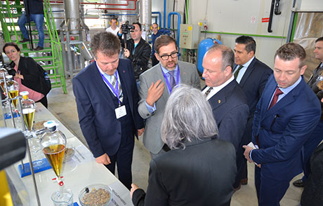 Посланикът на САЩ Ерик Рубин посети дестилерия за етерични масла на компанията „Есетере България” в Добрич