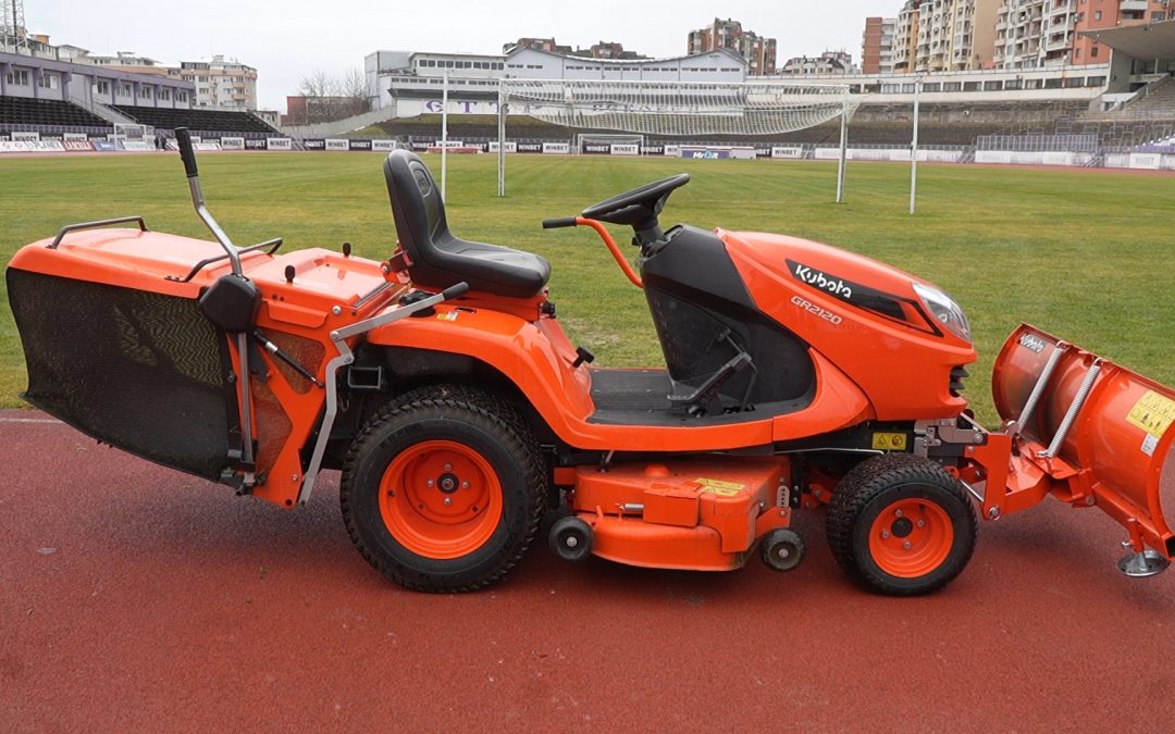 Една машина, четири сезона: Kubota GR2120 в служба на спорта